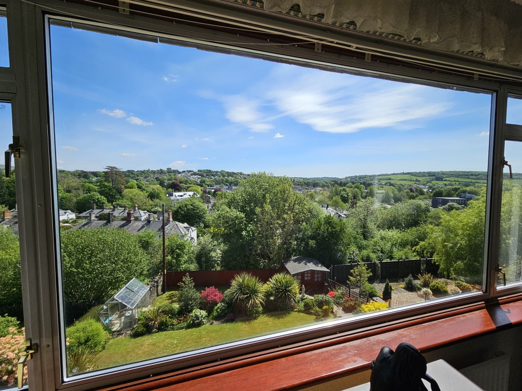 Lot: 46 - LINK-DETACHED HOUSE WITH VIEWS IN A POPULAR LOCATION - View from living room
